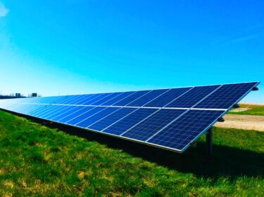 太陽光発電は2020年代に本格普及へ、恩恵を受ける資源とは？